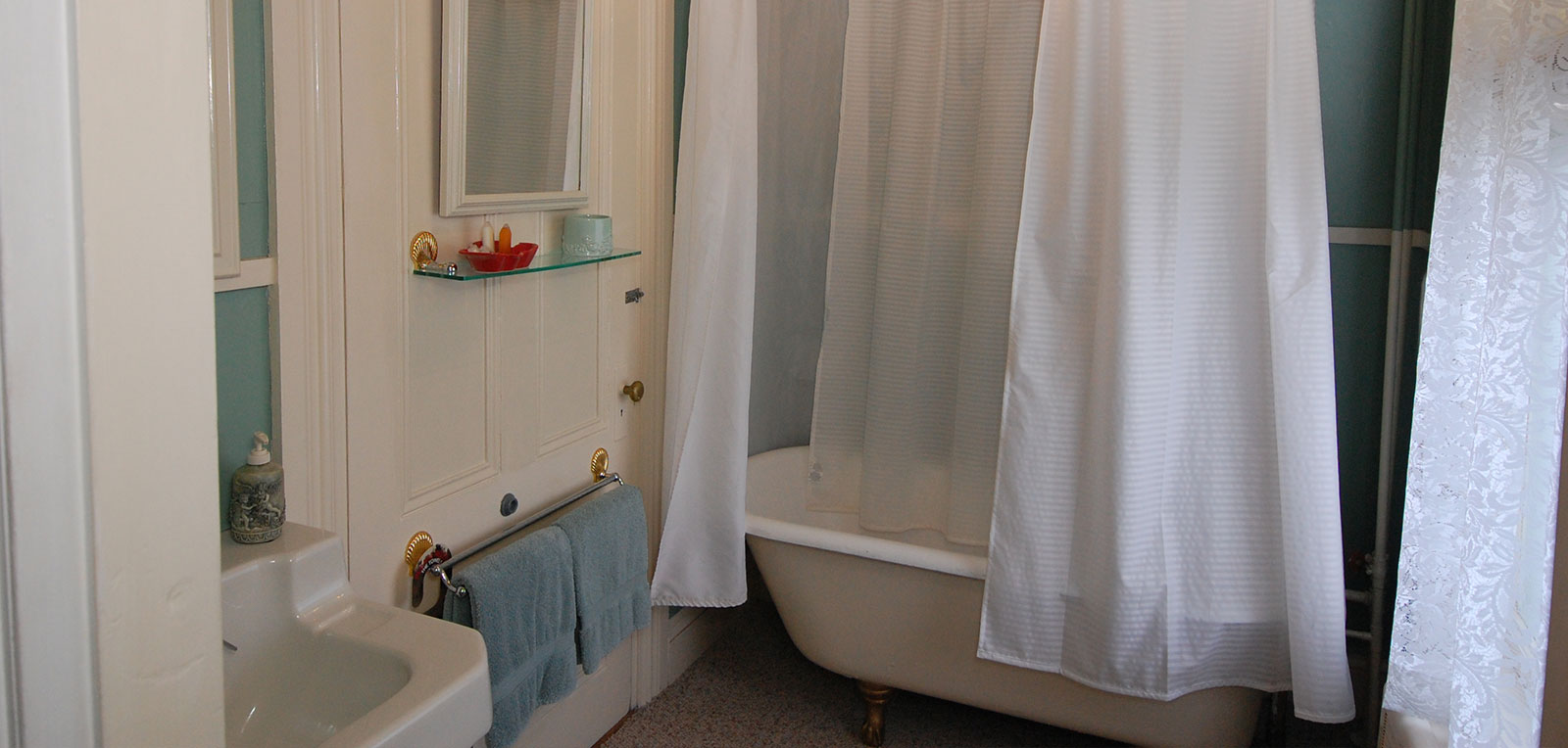 King Private Bath Bathroom | ADMIRAL SIMS B&B, Newport Rhode Island